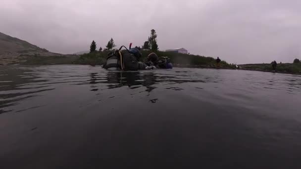 Instrutor de mergulho conduzindo um curso de mergulho em águas rasas em um lago de montanha — Vídeo de Stock