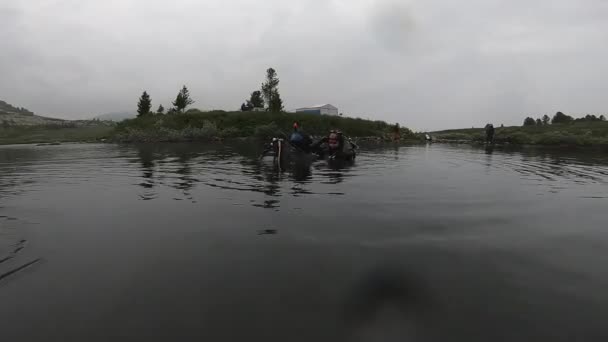 Dykinstruktör utför en grundvatten dykning kurs i en fjällsjö — Stockvideo