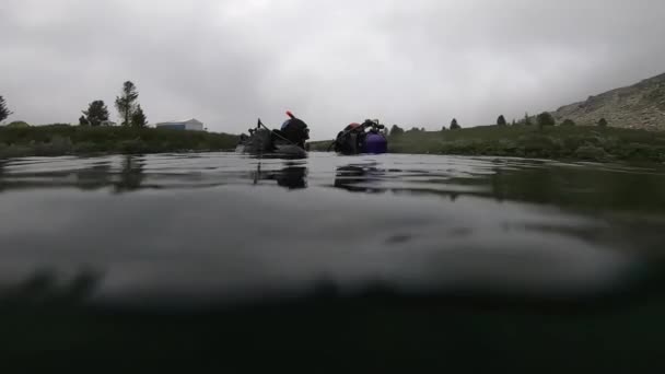 Instructeur de plongée menant un cours de plongée sous-marine en eau peu profonde dans un lac de montagne — Video