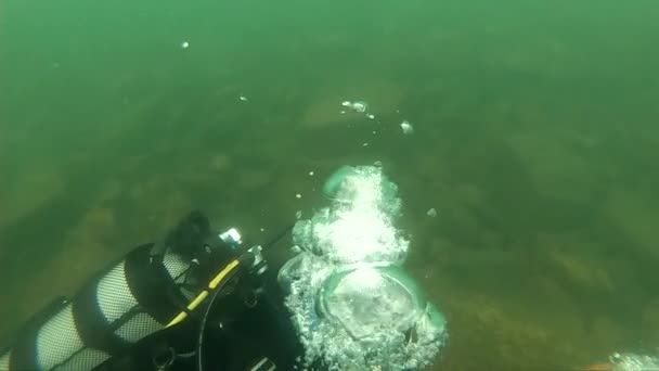 Primera inmersión en agua fría, instructor de buceo realizando un curso de buceo en aguas poco profundas en un lago de montaña — Vídeos de Stock