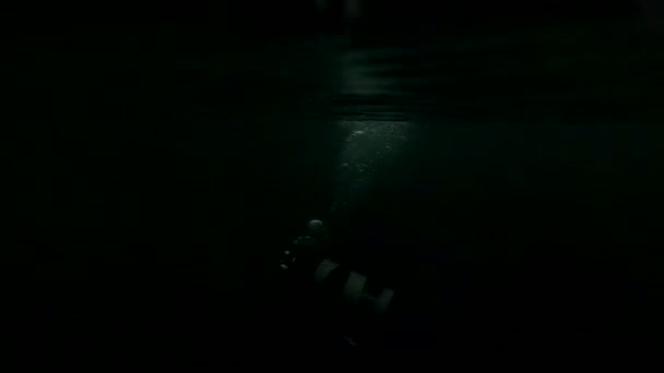 Перше занурення в холодну воду, інструктор з дайвінгу проведення мілководдя підводного плавання курс в гірському озері — стокове відео