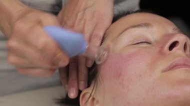 kozmetolojist vakum bankaları ile anti-aging masaj yok. cilt yenilenmesi için vakum yüz masajı