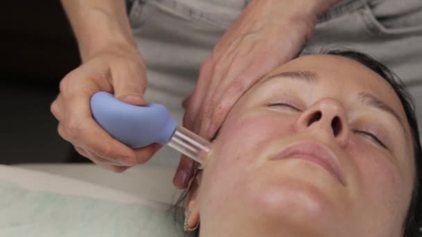 Cosmetólogo hace masaje antienvejecimiento con bancos de vacío. masaje facial al vacío para la regeneración de la piel — Vídeos de Stock