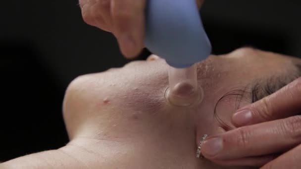 Le cosmétologue fait un massage anti-âge avec des banques de vide. massage visage sous vide pour la régénération de la peau — Video