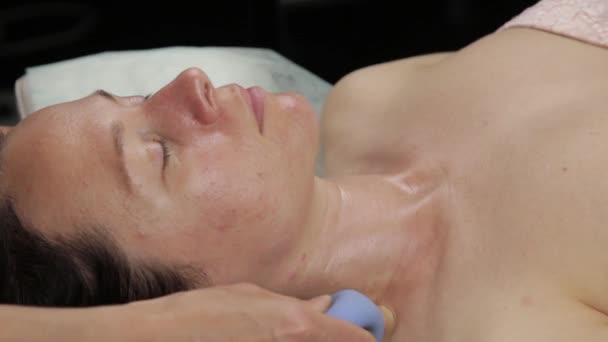 Косметолог делает антивозрастной массаж шеи с вакуумными банками. вакуумный массаж лица для регенерации кожи — стоковое видео