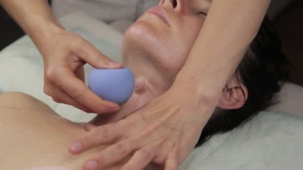 Schoonheidsspecialiste doet anti-aging nekmassage met vacuüm banken. vacuüm gezichtsmassage voor huid regeneratie — Stockvideo