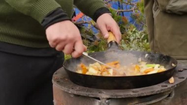açık havada et ile sebze pişirme . bir kazanda kızarmış sebze. tatil konsepti. 4k