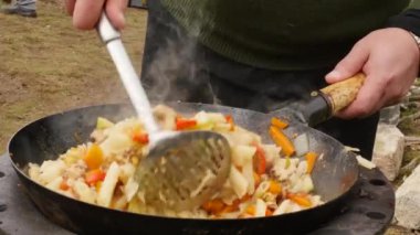açık havada et ile sebze pişirme . bir kazanda kızarmış sebze. tatil konsepti. 4k