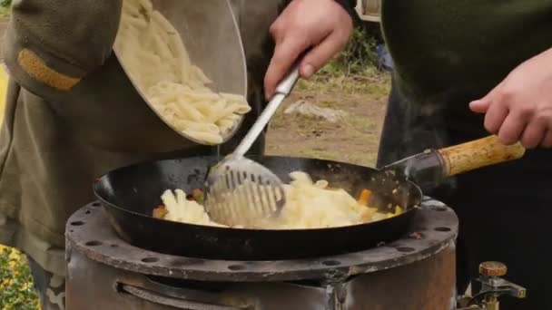 Açık havada et ile sebze pişirme . bir kazanda kızarmış sebze. tatil konsepti. 4k — Stok video