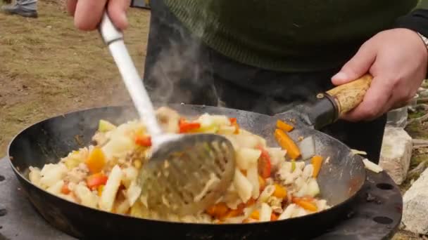 在户外用肉烹饪蔬菜。锅里的炒蔬菜。度假理念。4k — 图库视频影像