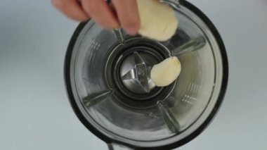 genç kadın bir blender bir meyve ve berry kokteyl pişirme. sağlıklı beslenme, yemek pişirme, vejetaryen yemek, diyet konsepti. üst görünüm 4k
