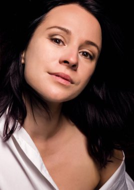 Gri bir arka plan üzerinde çıplak omuz ile bir erkek beyaz gömlek Moda kadın