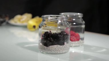 chia, ahududu, muz ve yaban mersini ile hindistan cevizi sütü pişirme puding. sağlıklı tatlı ve diyet konsepti