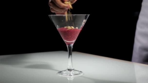 Приготування пудингу з чіа, малиною та персиком. здоровий десерт і концепція дієти — стокове відео