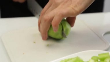 Taze kivi soyma ve dilimleme kesme süreci. Sağlıklı gıda için Malzemeler