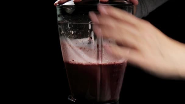 Cocinar un cóctel de frutas y bayas en una licuadora sobre un fondo oscuro. concepto de alimentación saludable y dieta — Vídeos de Stock