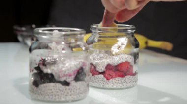 chia, ahududu, muz ve yaban mersini ile hindistan cevizi sütü pişirme puding. sağlıklı tatlı ve diyet konsepti