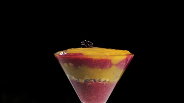 Kook pudding met Chia, frambozen en perzik. gezond dessert en dieet concept — Stockvideo