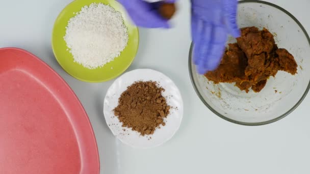 Preparazione caramelle al cioccolato fatte a mano a casa. Il pasticcere prepara i dolci. Decorare e fare torte rotonde al cioccolato. Vista dall'alto 4K — Video Stock