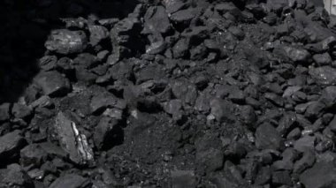 Kürek ve yığın kömür olan adam. Mini kömür kazanı-ev. kış sezonu için hazırlık. ağır çekim