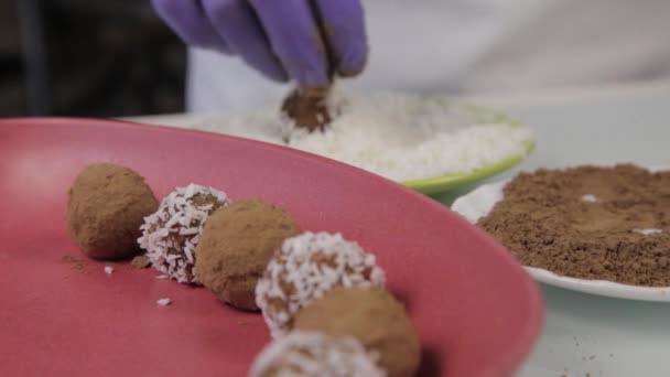 Evde hazırlanan el yapımı çikolata şekerler. Şekerleştirici tatlı yapar. Dekorasyon ve çikolata yuvarlak kek yapma — Stok video