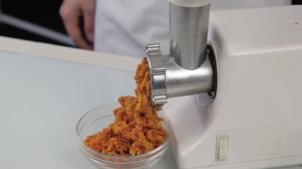 Proceso de picado de albaricoque seco en una amoladora eléctrica. concepto de alimentación saludable y dieta — Vídeos de Stock