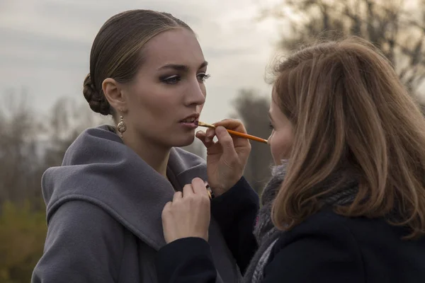 Make-up-Artist Make-up für schöne Modell im Freien. Lippen mit Pinsel bemalt — Stockfoto