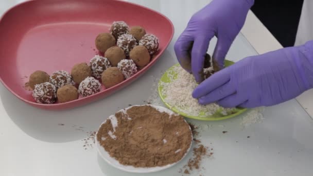 Preparação doces de chocolate artesanais em casa. O confeiteiro faz sobremesas. Decoração e fazer bolos redondos de chocolate — Vídeo de Stock