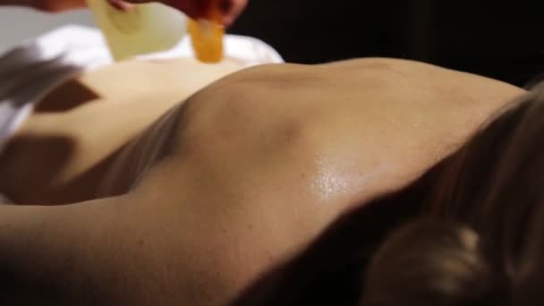 Masajista hace acupresión sobre una espalda femenina. Medicina tradicional china . — Vídeos de Stock