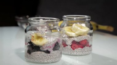 chia, ahududu, muz ve yaban mersini ile hindistan cevizi sütü pişirme puding. sağlıklı tatlı ve diyet konsepti