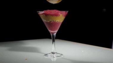 chia, ahududu ve şeftali ile pişirme puding. sağlıklı tatlı ve diyet konsepti