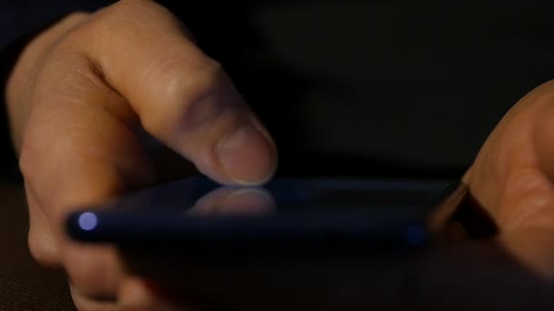 여자 손가락을 닫기는 밤 중에 스마트폰 사용 하는. 휴대 전화에 인터넷을 검색 하는 소녀. 슬로우 모션 — 비디오