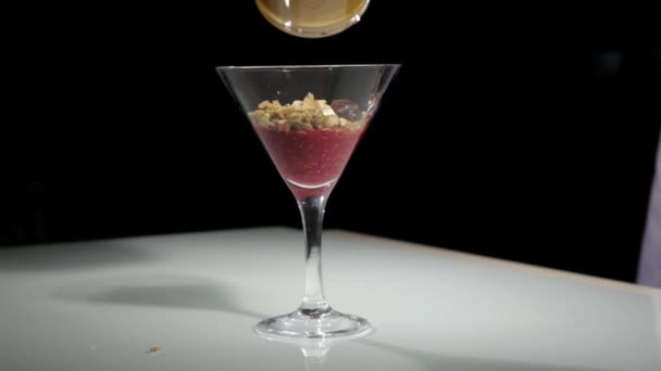 Приготовление пудинга с чиа, малиной и персиком. здоровый десерт и диета — стоковое видео
