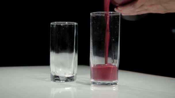 Gießen Cocktail aus Mixer Glas auf Glas zu Hause. Konzept für gesunde Ernährung und Ernährung. Kochen eines Cocktails aus Früchten und Beeren — Stockvideo