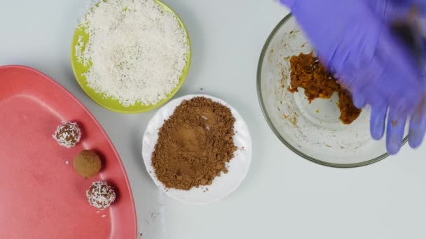 Preparazione caramelle al cioccolato fatte a mano a casa. Il pasticcere prepara i dolci. Decorare e fare torte rotonde al cioccolato. Vista dall'alto 4K — Video Stock