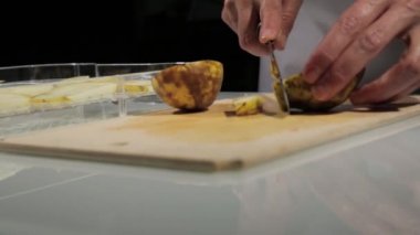 mutfak bıçağı slayt kullanarak kadınlar ahşap kesme tahtası üzerinde armut kesti. Kurutulmuş meyveler için armut dilimleme