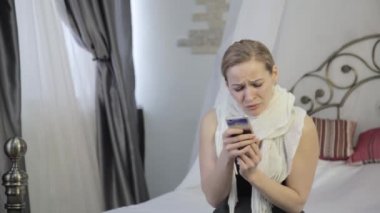 Ağlayan üzgün, duygusal kadın ve cep telefonunda bir mesaj gönderir