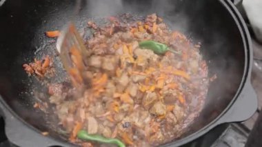 Kuzu ile pilaff pişirme. Sebze li et ve acı yeşil biber