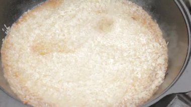 Bir kazanda kuzu, havuç ve baharat soğan ile pilaff pişirme. Sebze ve pirinç ile Et