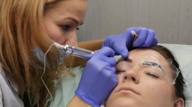 profesyonel kaş kalıcı makyaj. yakın çekim kaşları dövme. ağır çekim