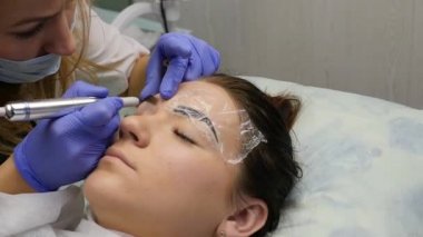 profesyonel kaş kalıcı makyaj. yakın çekim kaşları dövme. ağır çekim