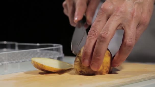 Használó nők konyhai kés csúszik vágott körte a fa vágódeszka. Szárított gyümölcsök szeletelés körte — Stock videók