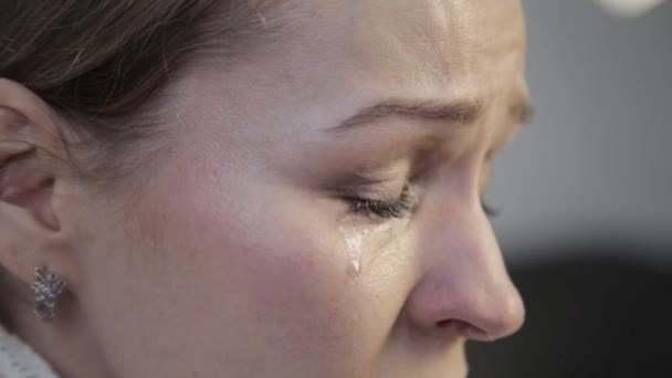 Teleurstelling vrouw met bruine ogen huilen, veegt tranen van de weg met een papieren zakdoek — Stockvideo