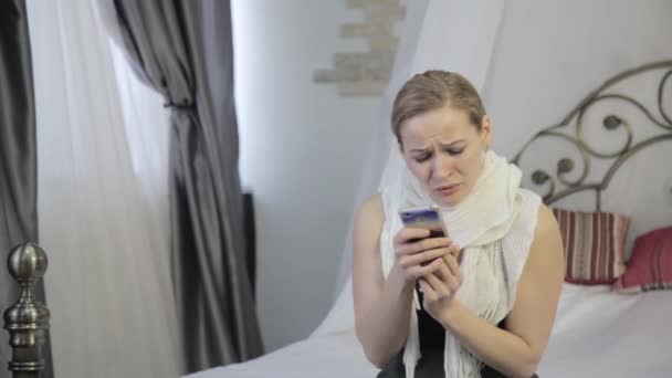 Triste, mujer emocional llorando y envía un mensaje en el teléfono móvil — Vídeo de stock
