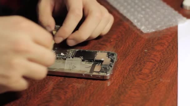 Reparación electrónica. Maestro repara el teléfono celular. Los componentes internos de un smartphone — Vídeos de Stock