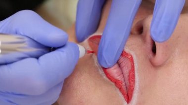 yakın çekim dudak tedavisi. kadın müşteri dudakları için kalıcı makyaj prosedürü