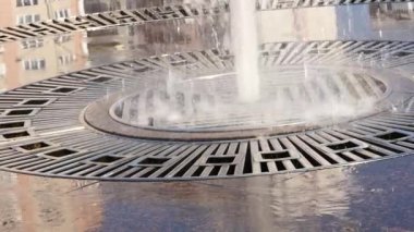 Çeşme bir gökkuşağı versite Park güneşli gün ile. birçok damla üzerinde yayılan su akıntısı. ağır çekim