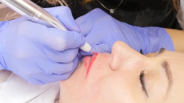 Traitement des lèvres en gros plan. procédure de maquillage permanent pour les lèvres des clientes — Video