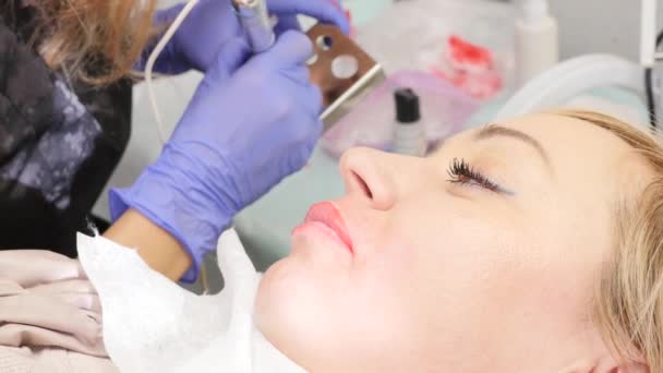 Ukončení léčby rtů. Postup trvalého make-upu pro ženské klientské rty — Stock video