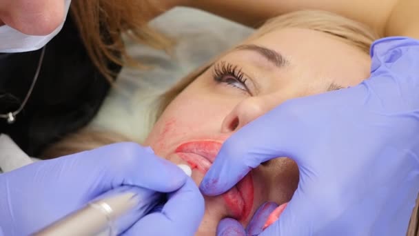 Στενή Περιποίηση χειλιών. διαδικασία του μόνιμου μακιγιάζ για τα γυναικεία χείλη των πελατών — Αρχείο Βίντεο